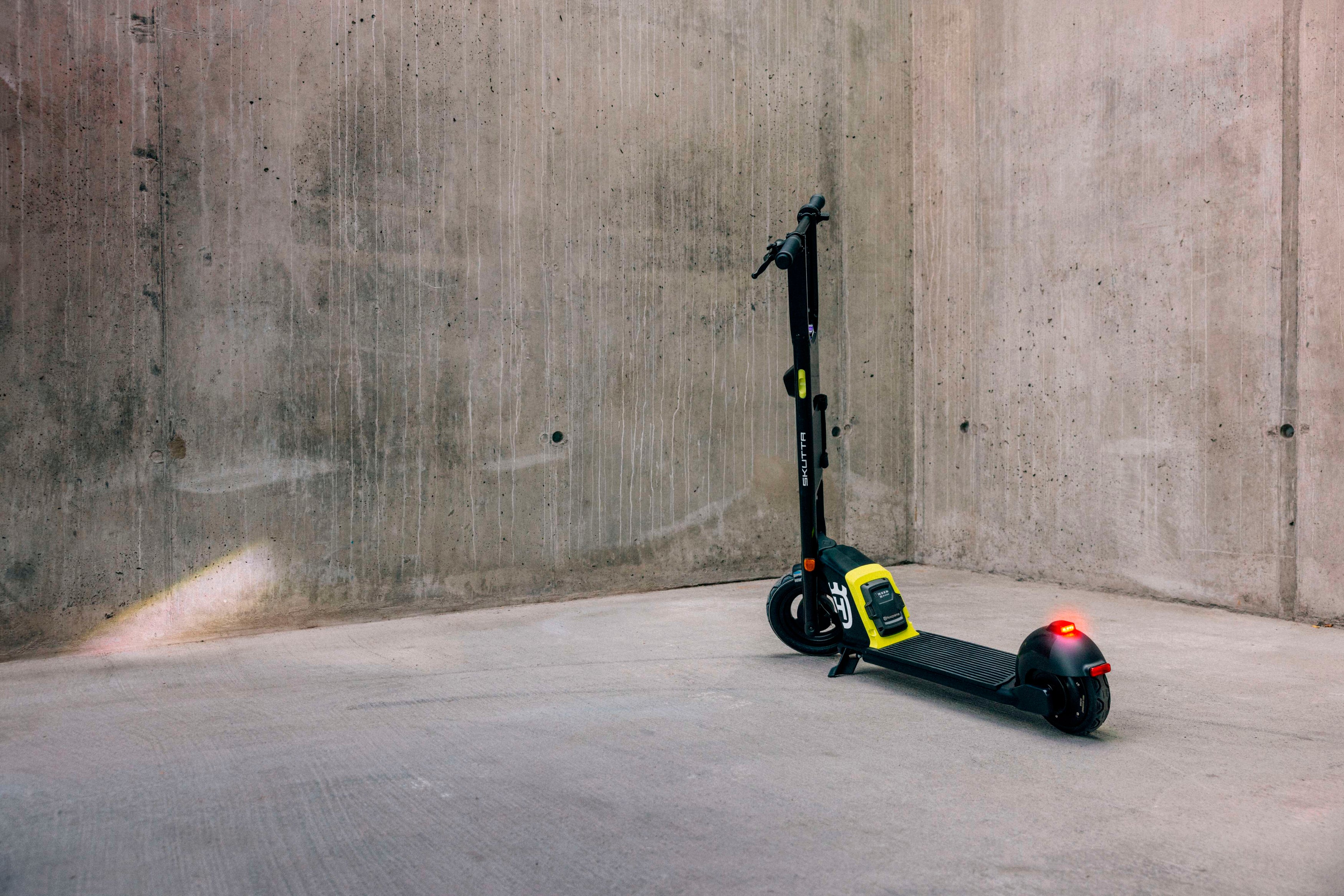 E-Scooter SKUTTA inkl. Akku BLi30 und Ladegerät C80